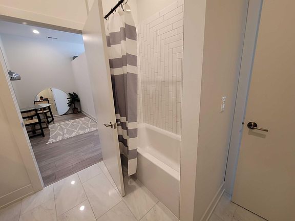 2nd image of 851 N Larrabee St #412