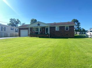 102 1/2 Young Ave, Oak Hill, WV 25901