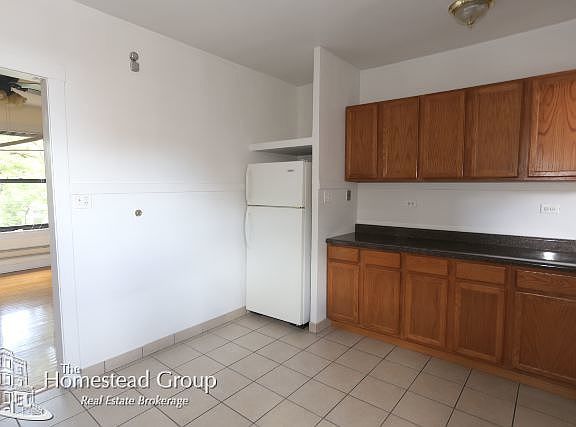 4th image of 1127 W Oakdale Ave #Two