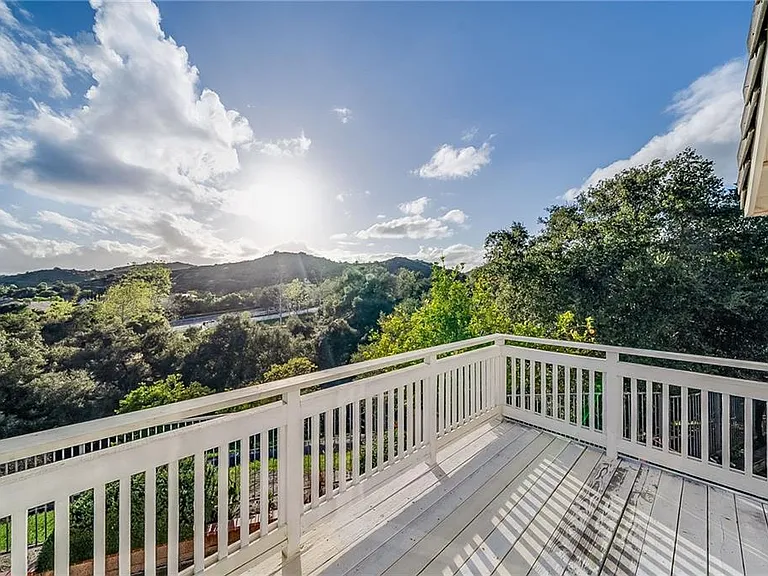 28 Homestead Dr — Photo 3