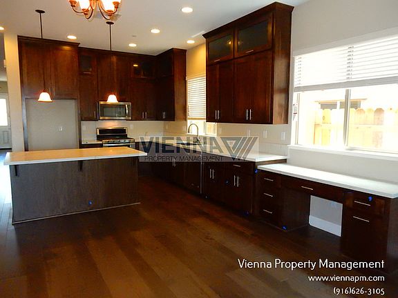 4th image of 819 Baronial Ln