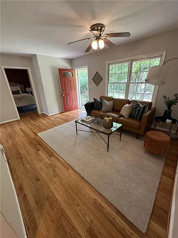 3 bed, 2.0 bath, 984 sqft, $1,600 — Photo 2
