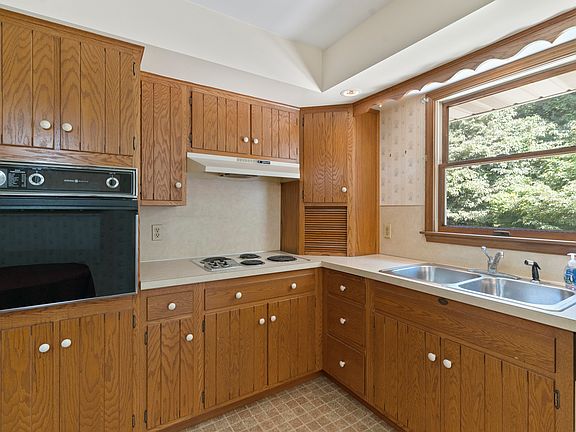 2nd image of 260 Tudor Cir