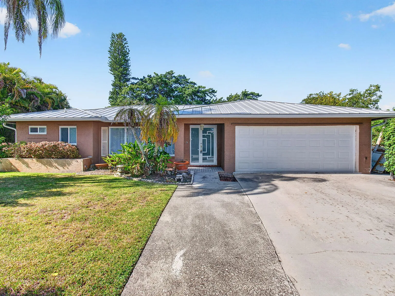 3 bed, 2.0 bath, 1720 sqft, $4,200 — Photo 2