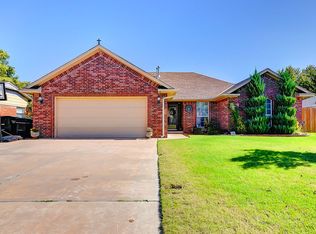 2408 Bellaire Dr, Moore, OK 73160