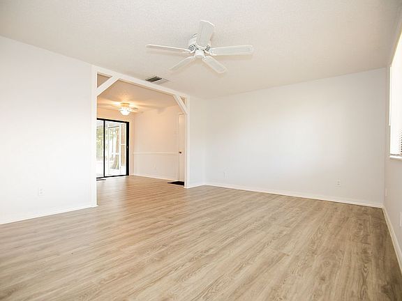 4th image of 11061 Vanessa Ave