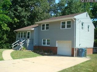 6327 Stumph Rd, Parma Heights, OH 44130