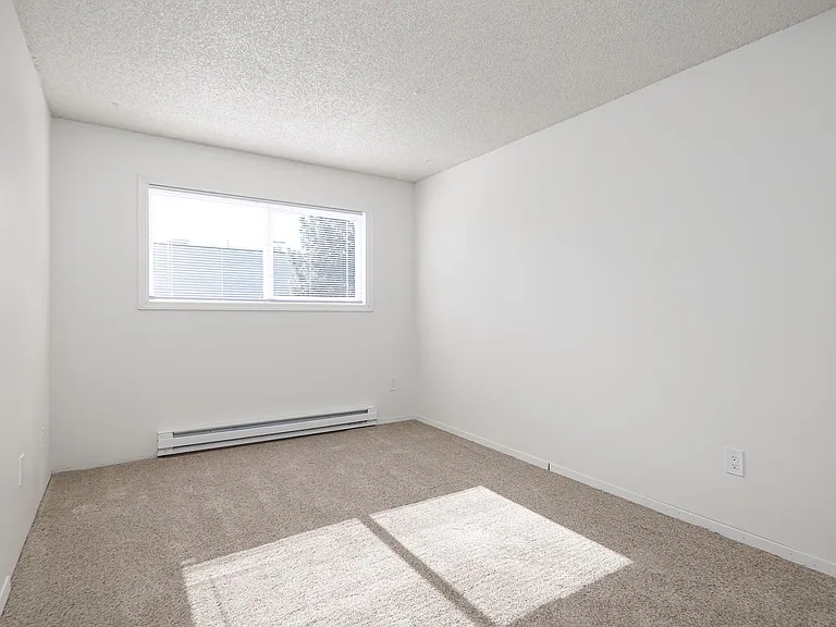 Hood Manor Apartments — Photo 32