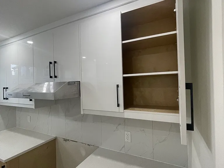 Kitchen appliances are available in the unit