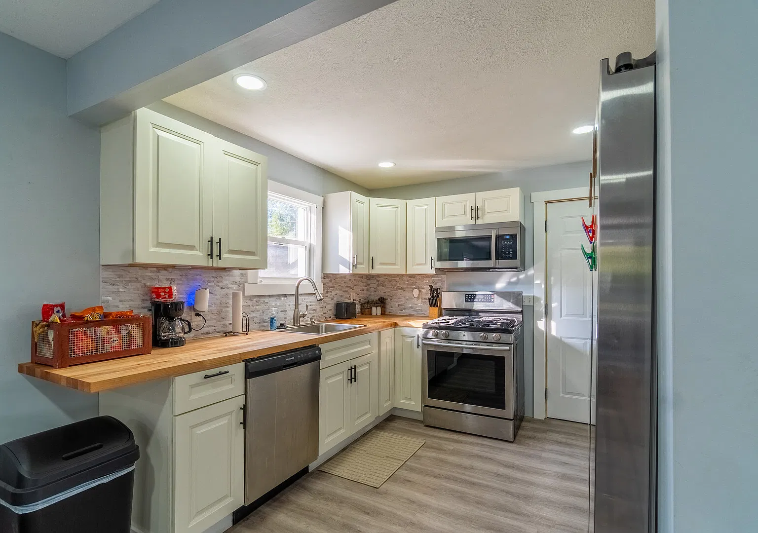 Your Home Away From Home - Cozy 2BR in Muskegon — Photo 4