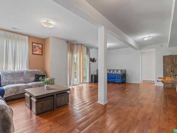 3rd image of 15113 Camden Ave
