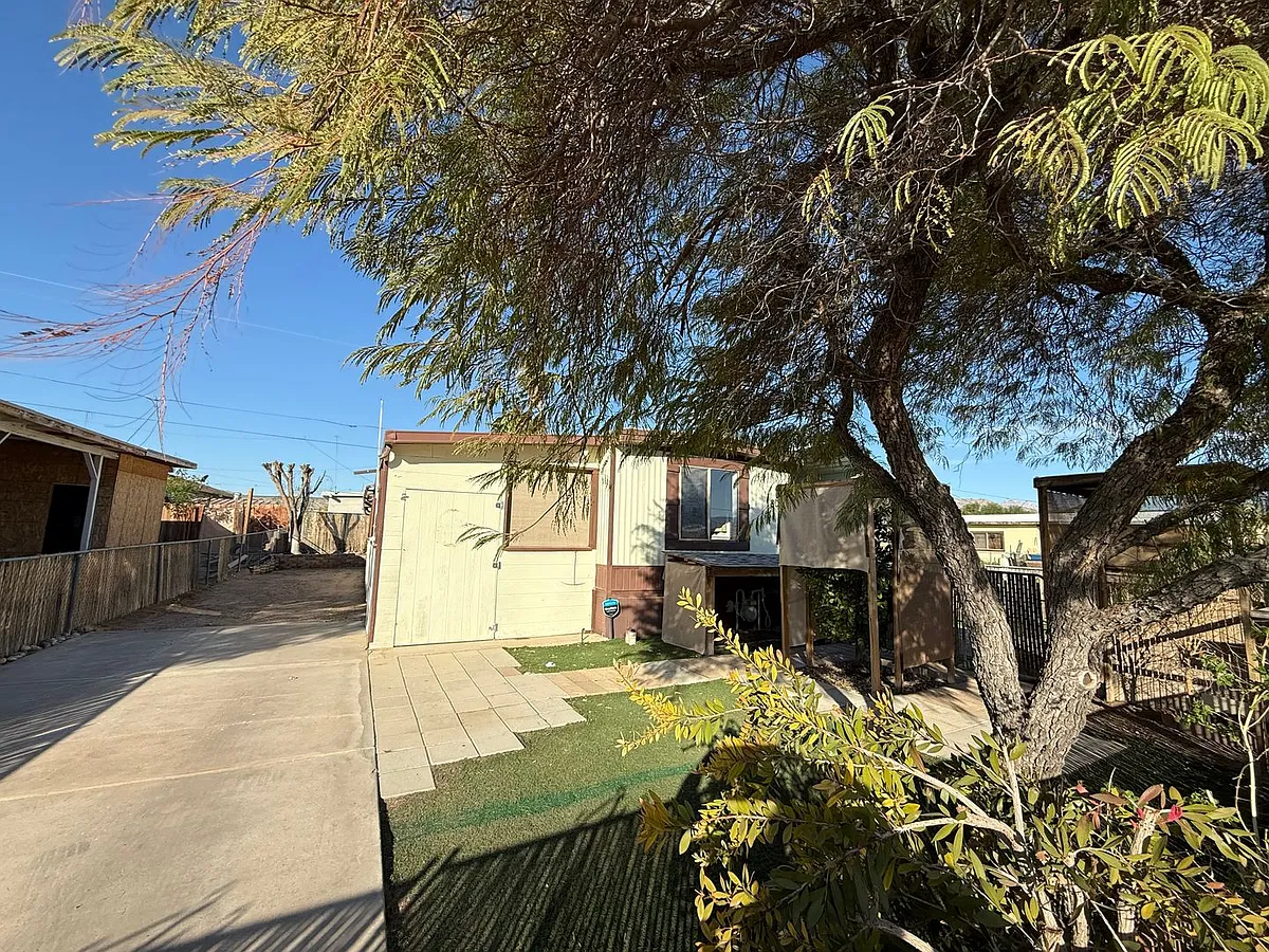 Building Photo - 1801 Clearwater Dr