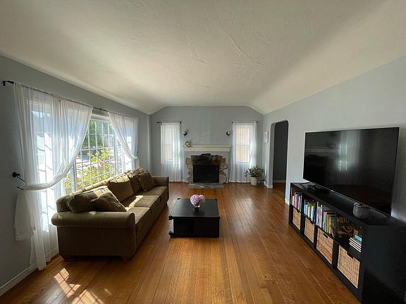 4th image of 525 Dimm St