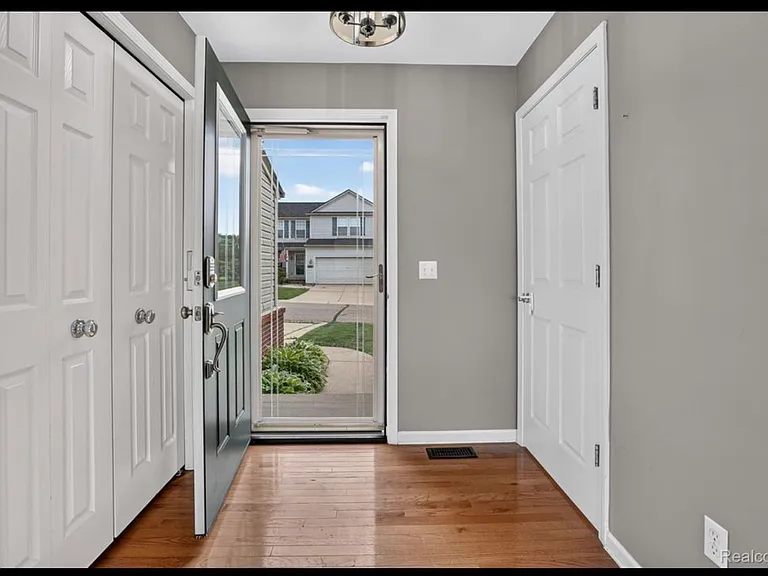 5001 Meadow Crest Cir — Photo 7