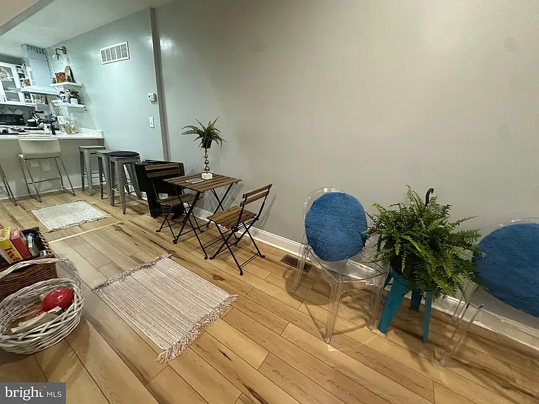 2512 Nicholas St — Photo 3
