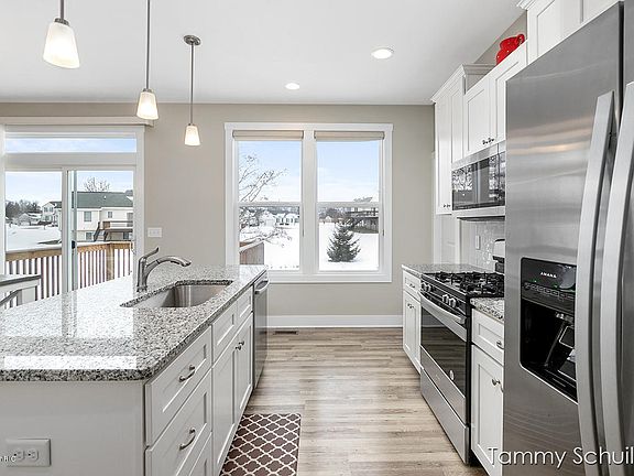 5th image of 1067 Sydney Dr NW