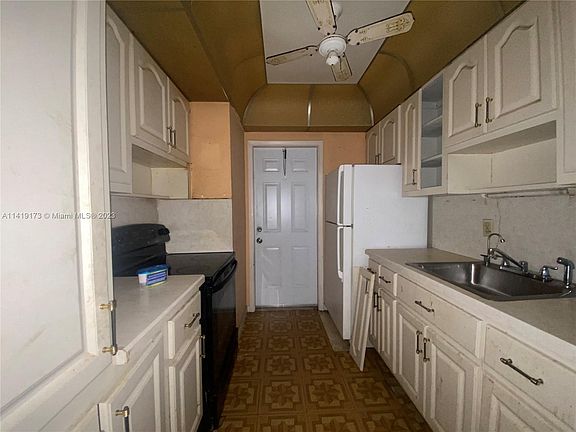 4th image of 19000 NE 3rd Ct APT 412