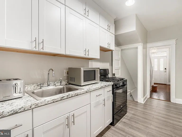 900 Madison St NW #B — Photo 13