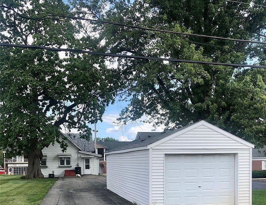 2nd image of 810 Oak St