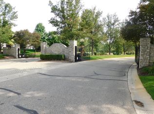 2600 Pond Vallee Dr, Oakland, MI 48363
