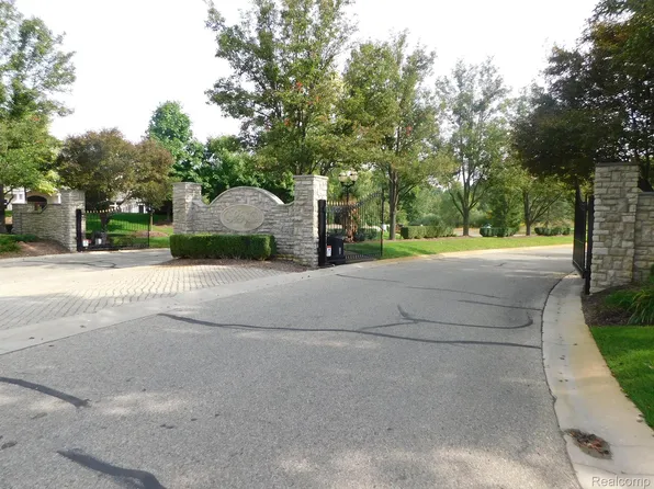 2600 Pond Vallee Dr, Oakland, MI 48363