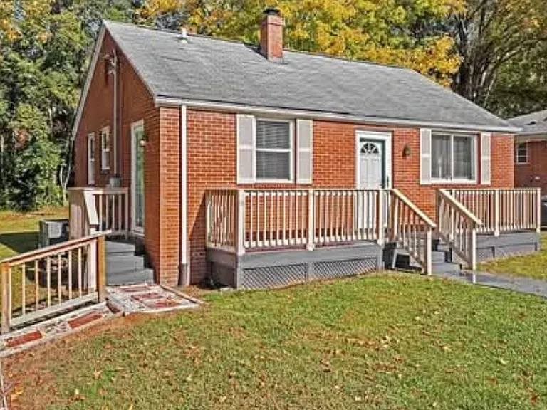 2506 White Oak Ave — Photo 2
