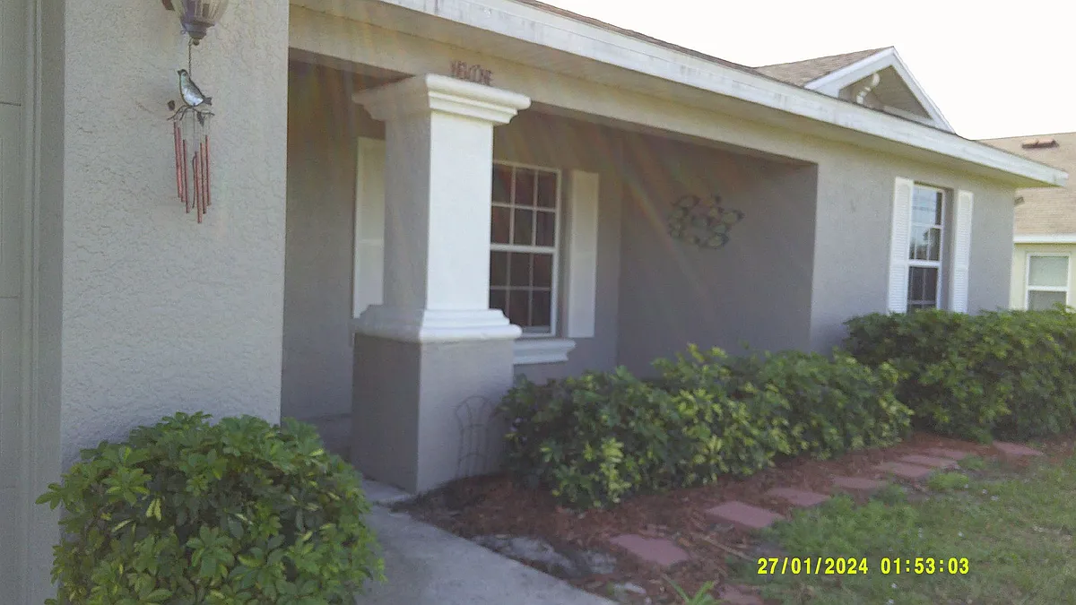 Building Photo - 2718 SW 3rd Ln
