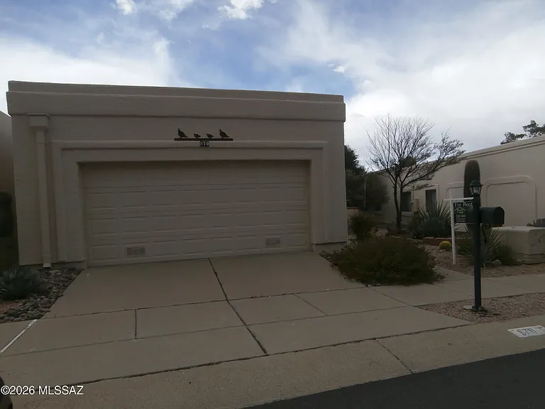 870 W Calle De Emilia — Photo 2