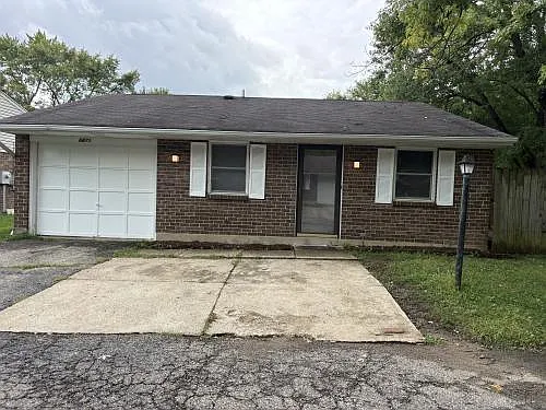 3 bed, 1.0 bath, 926 sqft, $1,300 — Photo 1