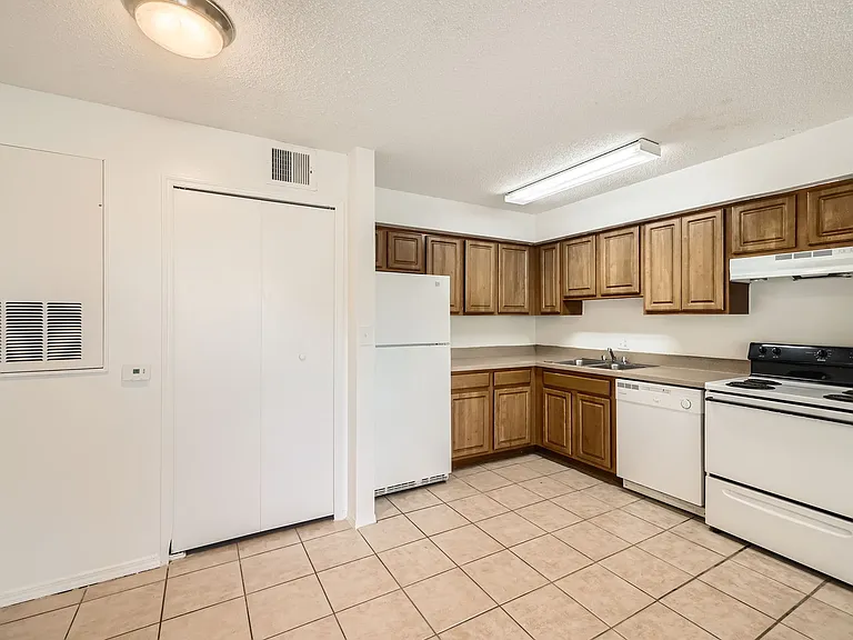 Golden Oaks — Photo 26