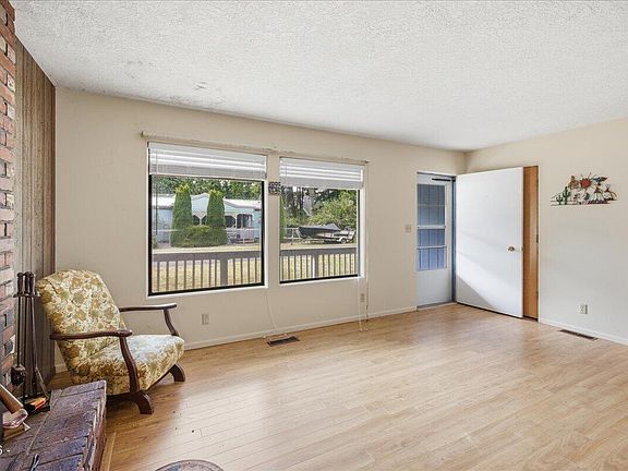 3rd image of 236 S Juniper St