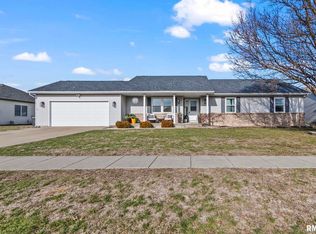 1035 Oakbrook Ave, Chatham, IL 62629