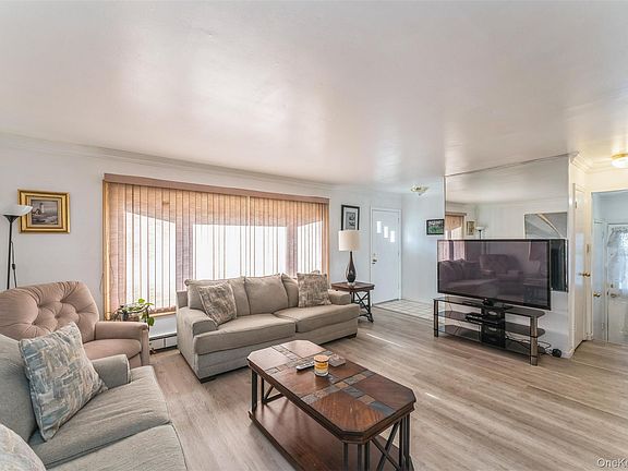 3rd image of 83 W Valley Stream Boulevard