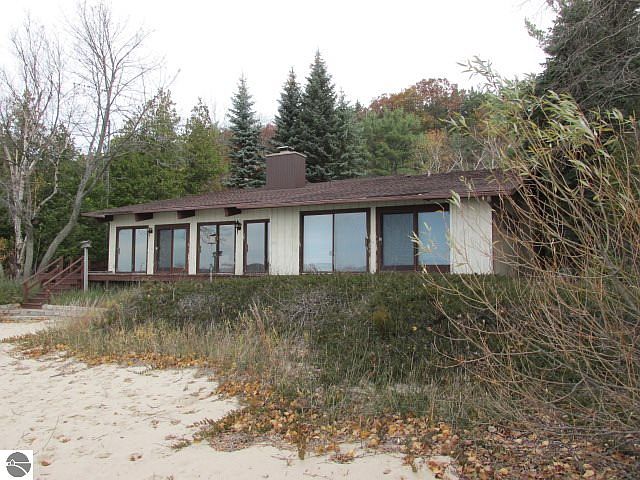 1st image of 4983 Crystal Dr