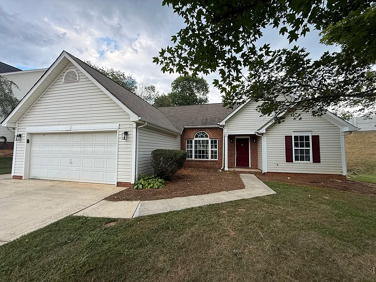 121 Shining Armor Ct — Photo 1