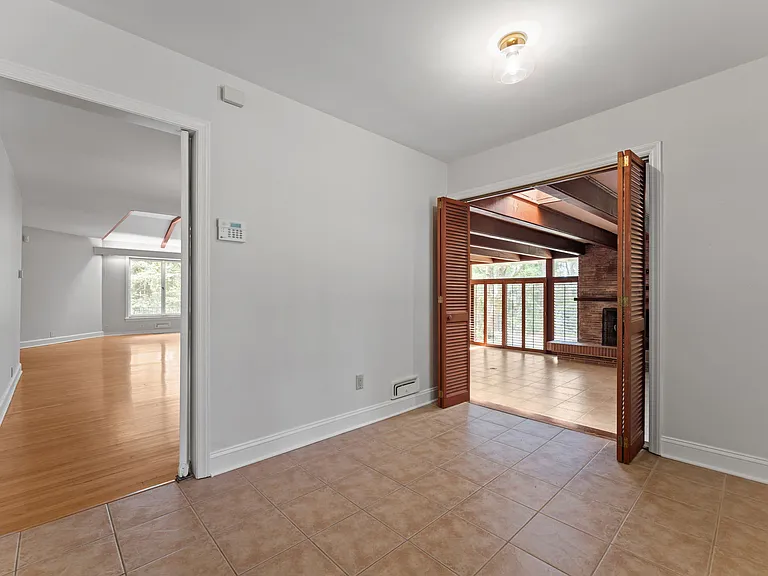 225 Arbutus Rd — Photo 17