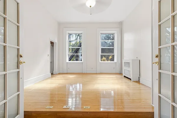 Living room, photo 2