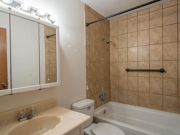 3rd image of 1320 Bosworth Square S