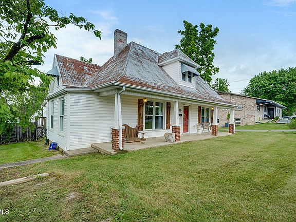 2nd image of 1404 Skyline Dr