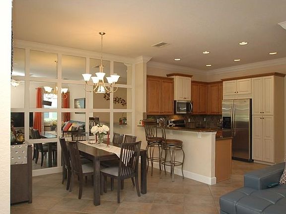 Dining with mirrored wall