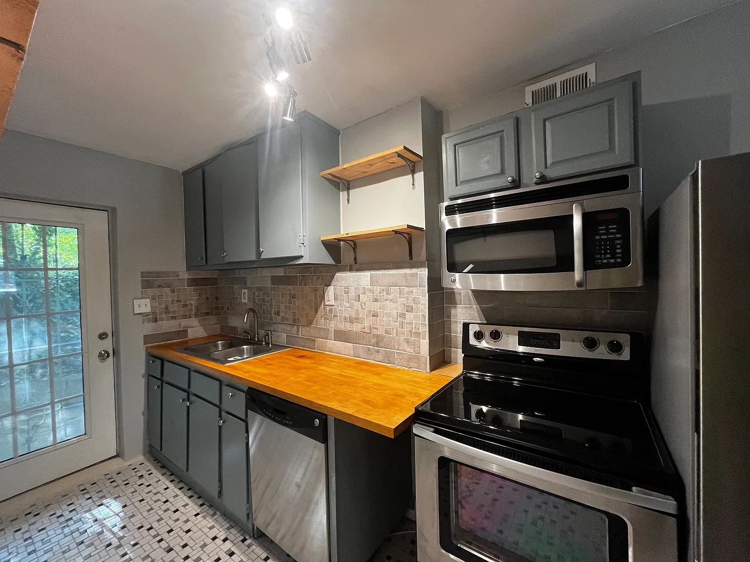 2 bed, 650 sqft, $1,200 — Photo 2