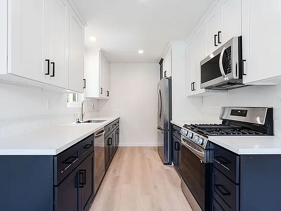 5th image of 521 S Barrington Ave #1