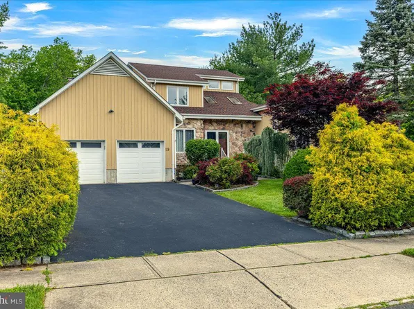 19 Dix Ln, Lawrence Township, NJ 08648