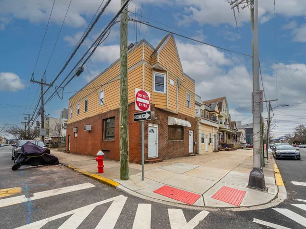 378 Avenue C image 3 of 22