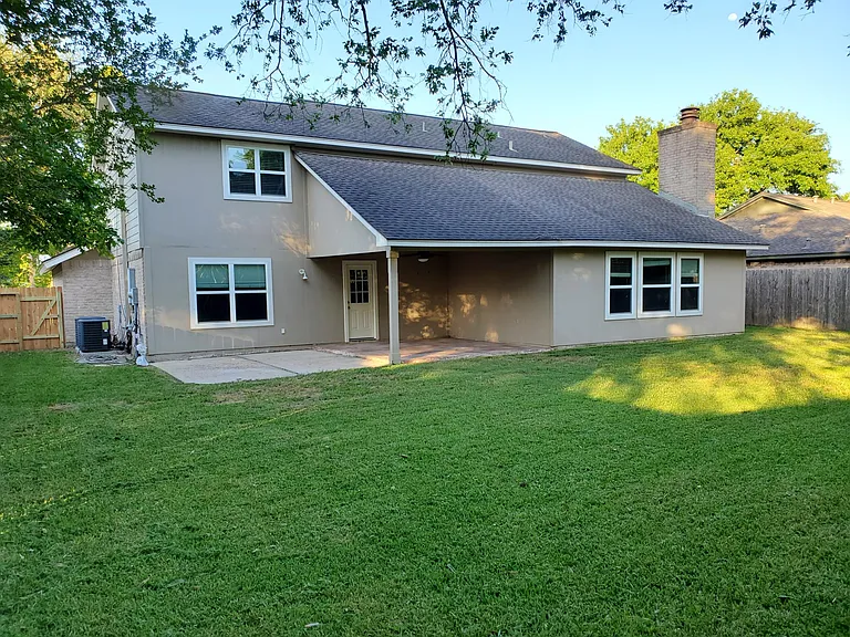 407 Dogwood Cir — Photo 2