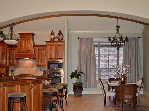 4th image of 303 Bluebonnet Dr