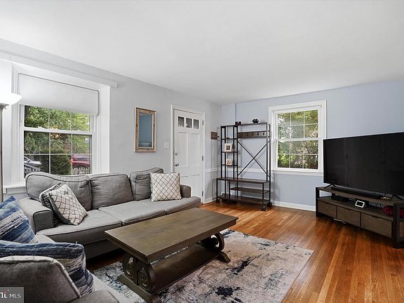 3rd image of 2316 Kenilworth Rd