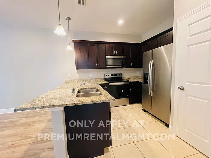 2 bed, 2.0 bath, 923 sqft, $1,350 — Photo 2