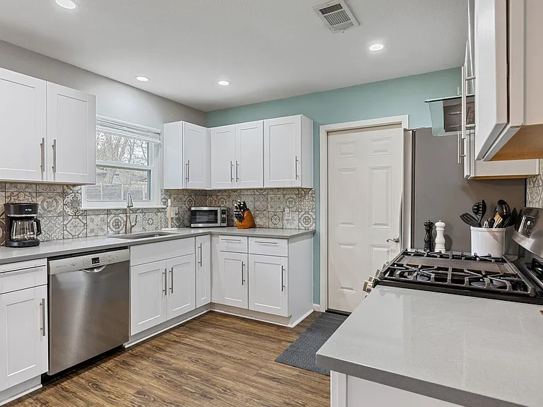 8508 Bradford Dr — Photo 10