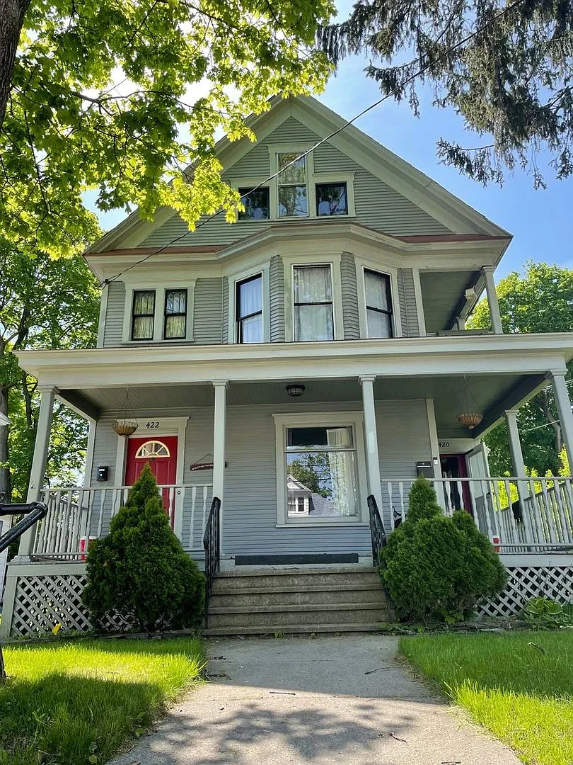 420-422 Douglas Street — Photo 1